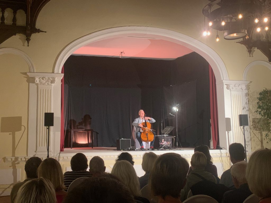 ein mann spielt Cello